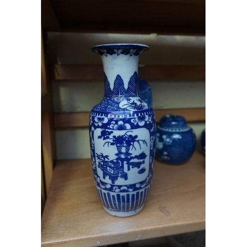 1098 - A collection of Chinese and Japanese blue and white porcelain, largest 27cm high. (12)... 