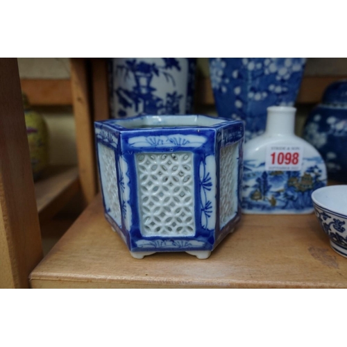 1098 - A collection of Chinese and Japanese blue and white porcelain, largest 27cm high. (12)... 