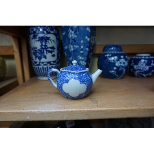 1098 - A collection of Chinese and Japanese blue and white porcelain, largest 27cm high. (12)... 