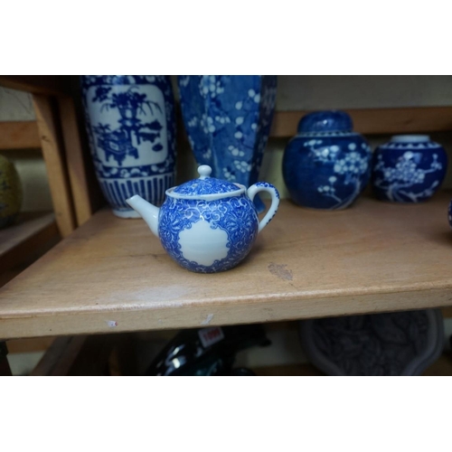 1098 - A collection of Chinese and Japanese blue and white porcelain, largest 27cm high. (12)... 