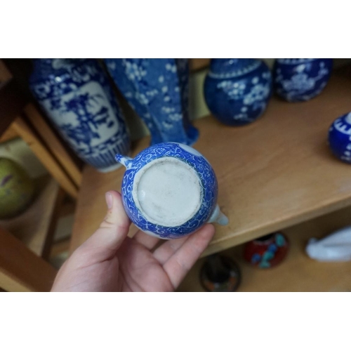 1098 - A collection of Chinese and Japanese blue and white porcelain, largest 27cm high. (12)... 