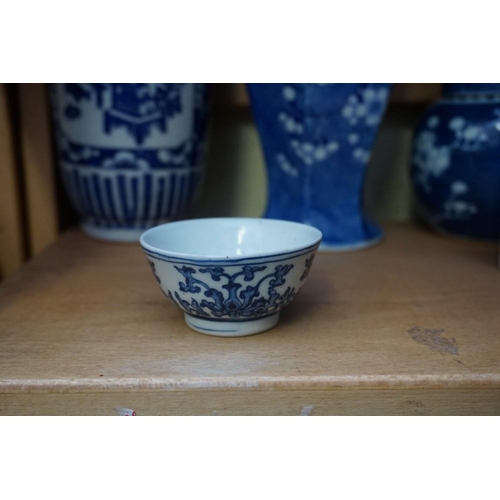 1098 - A collection of Chinese and Japanese blue and white porcelain, largest 27cm high. (12)... 