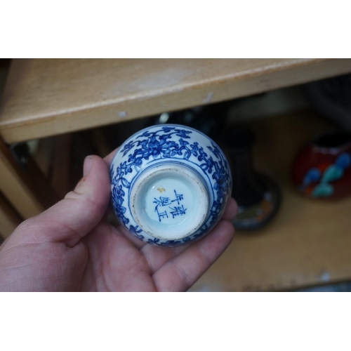 1098 - A collection of Chinese and Japanese blue and white porcelain, largest 27cm high. (12)... 