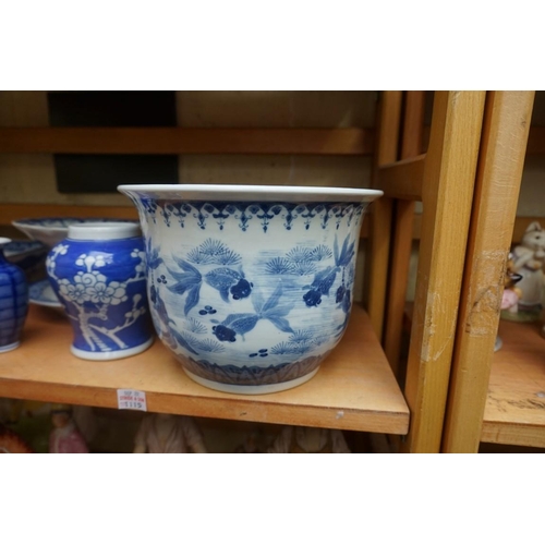 1115 - A collection of Chinese and Japanese blue and white ceramics, largest 25cm. (16)... 