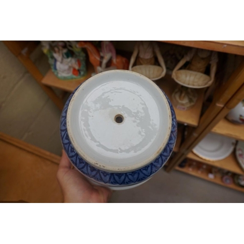 1115 - A collection of Chinese and Japanese blue and white ceramics, largest 25cm. (16)... 