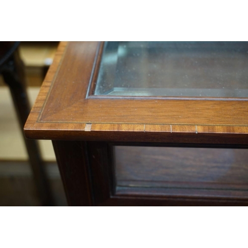 1164 - An Edwardian mahogany, line inlaid and satinwood crossbanded rectangular bijouterie table, 64cm wide... 