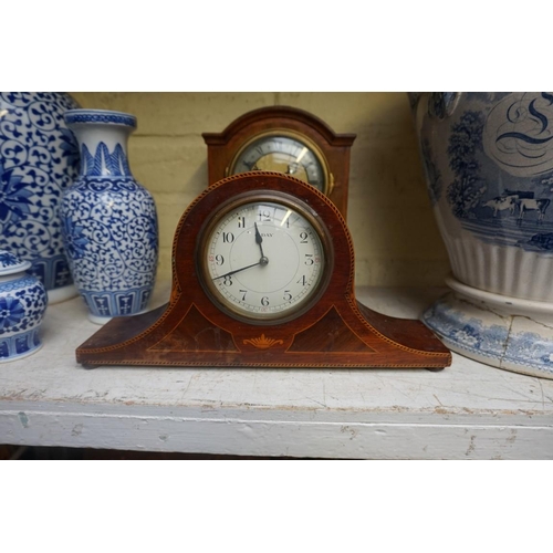 1214 - An early 20th century mahogany and satinwood banded mantel clock, the silvered chapter ring inscribe... 