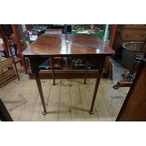 1368 - An unusual George III mahogany corner gateleg table, 83.5cm wide. 