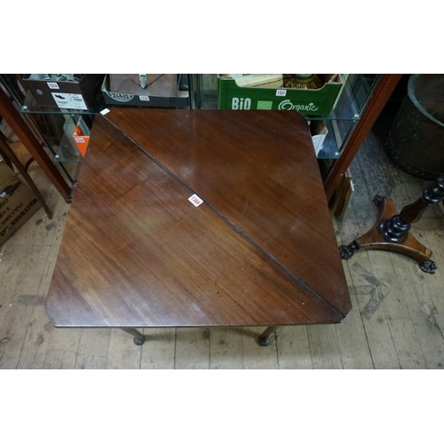 1368 - An unusual George III mahogany corner gateleg table, 83.5cm wide. 