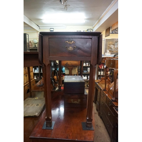 1372 - A George III mahogany Pembroke table, with two opposing frieze drawers, 86cm wide. ... 