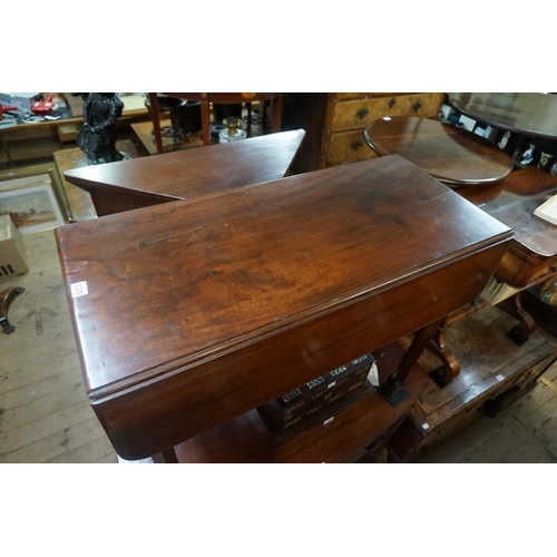 1372 - A George III mahogany Pembroke table, with two opposing frieze drawers, 86cm wide. ... 