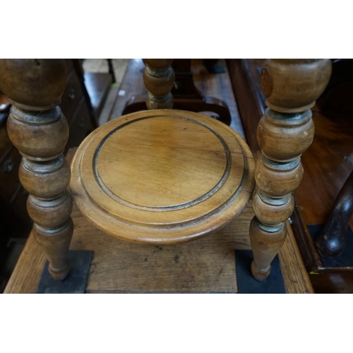 1377 - A 19th century pine cricket table, with bobbin turned legs, 44.5cm diameter.