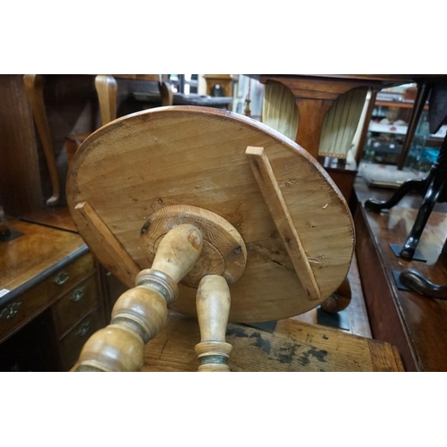 1377 - A 19th century pine cricket table, with bobbin turned legs, 44.5cm diameter.