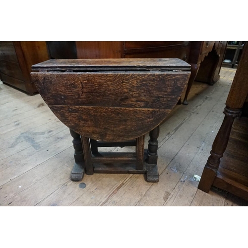 1387 - A small 17th century oak platform gateleg table, 66cm x 85cm when open. 