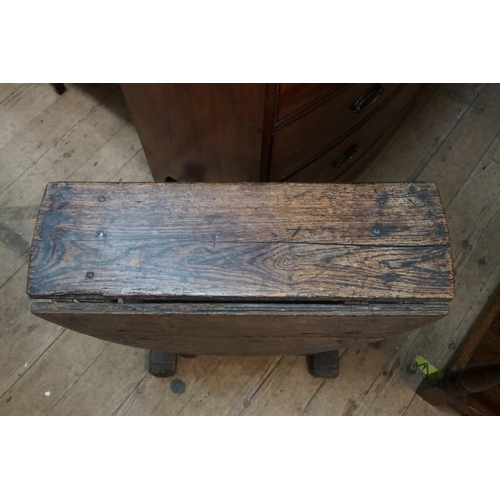 1387 - A small 17th century oak platform gateleg table, 66cm x 85cm when open. 