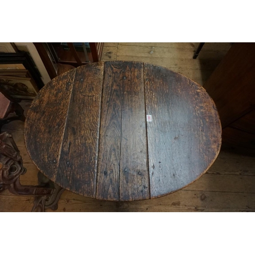 1387 - A small 17th century oak platform gateleg table, 66cm x 85cm when open. 