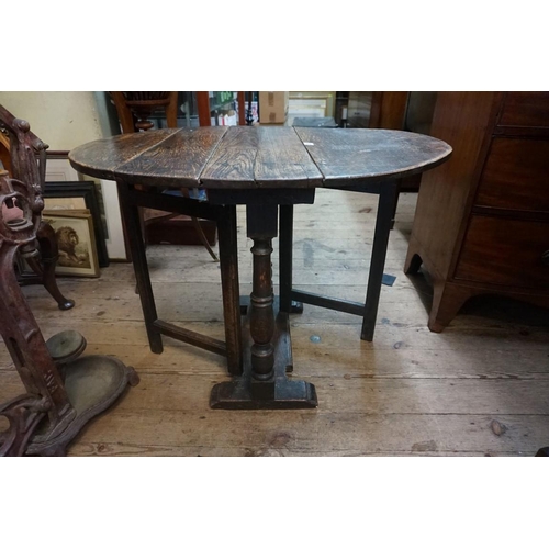 1387 - A small 17th century oak platform gateleg table, 66cm x 85cm when open. 