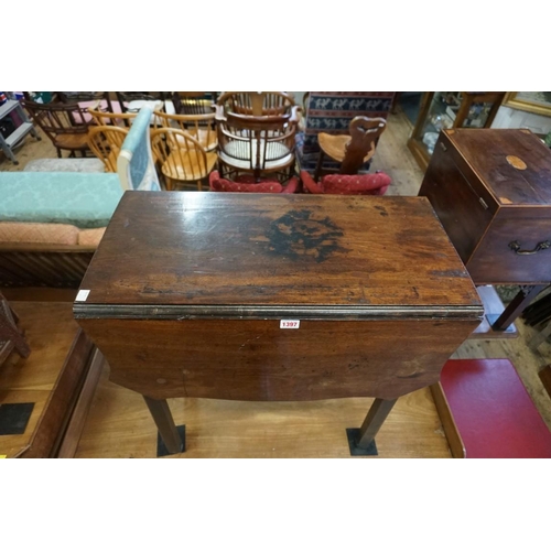 1397 - An 18th century mahogany drop leaf table, with shaped leaves, 91.5cm wide when open. ... 