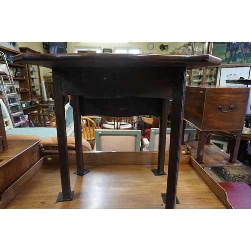 1397 - An 18th century mahogany drop leaf table, with shaped leaves, 91.5cm wide when open. ... 