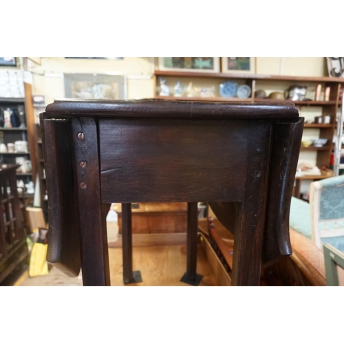 1397 - An 18th century mahogany drop leaf table, with shaped leaves, 91.5cm wide when open. ... 