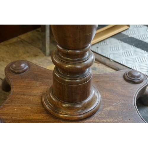 1400 - A 19th century mahogany pedestal table, on quatrefoil base, 57cm wide.