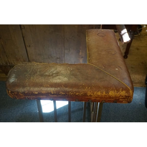 1423 - An early 20th century brass and leather club fender, 63.5cm high x 165cm wide x 59cm deep.... 