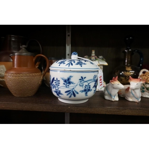 1471 - A mixed lot of ceramics, to include a Meissen blue and white sugar bowl and cover, 11cm high; and a ... 