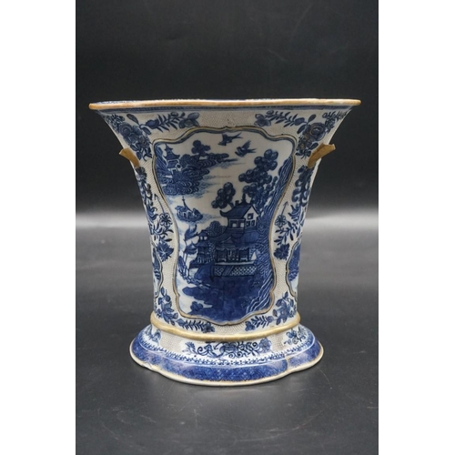 1525 - Two Chinese blue and white items, largest 20.5cm high, (s.d. to each).