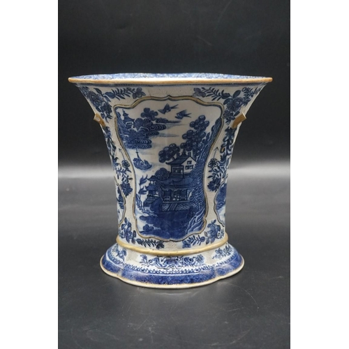 1525 - Two Chinese blue and white items, largest 20.5cm high, (s.d. to each).