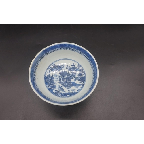 1525 - Two Chinese blue and white items, largest 20.5cm high, (s.d. to each).