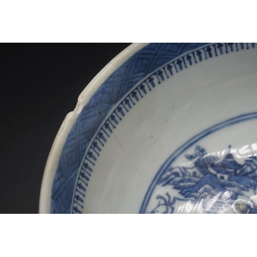 1525 - Two Chinese blue and white items, largest 20.5cm high, (s.d. to each).