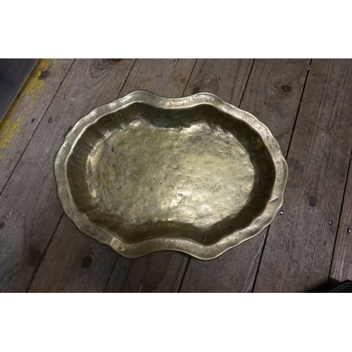 1538 - A small quantity of metalware, to include a bronze octagonal tray or stand, 33.5cm wide. ... 