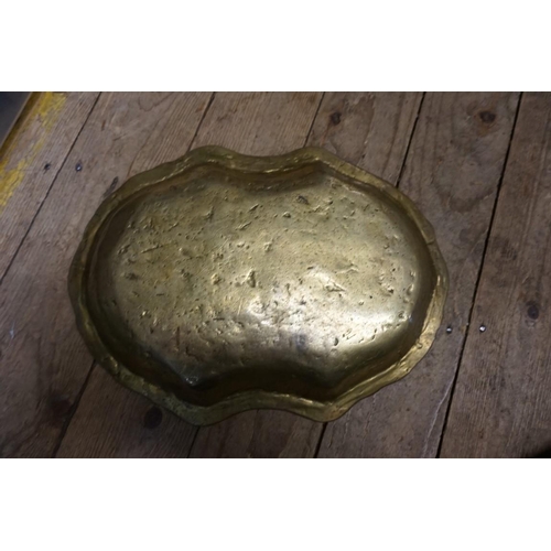 1538 - A small quantity of metalware, to include a bronze octagonal tray or stand, 33.5cm wide. ... 