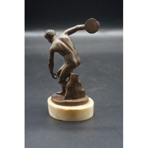 1543 - A small Grand Tour bronze figure of Discobus, on marble base, 15cm high; together with a small plate... 