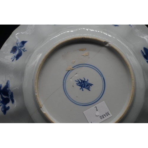 1554 - A large Chinese blue and white plates, Kangxi four character mark to base, painted with fish, 30cm d... 