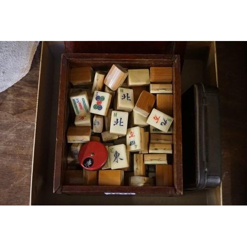 1618 - A bone and bamboo majong set, in hardwood box. 