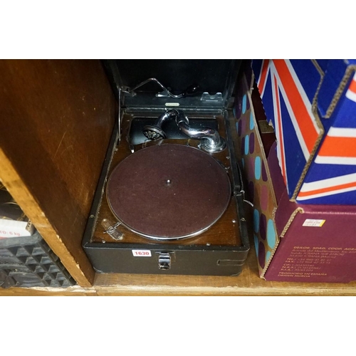 1630 - A vintage HMV portable gramophone.