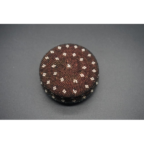 1672 - An unusual antique French tortoiseshell and beadwork 'Vive Le Roi' circular box and cover, 5.5cm dia... 