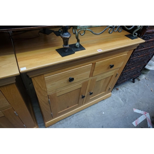 1078 - A pair of contemporary pale oak side cabinets, 94.5cm wide. 