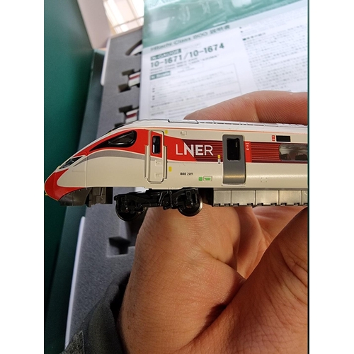 19 - Kato: 10-1674 Hitachi Class 800/2 LNER 'AZUMA' 5 car set, in fitted folder case, with instructi... 