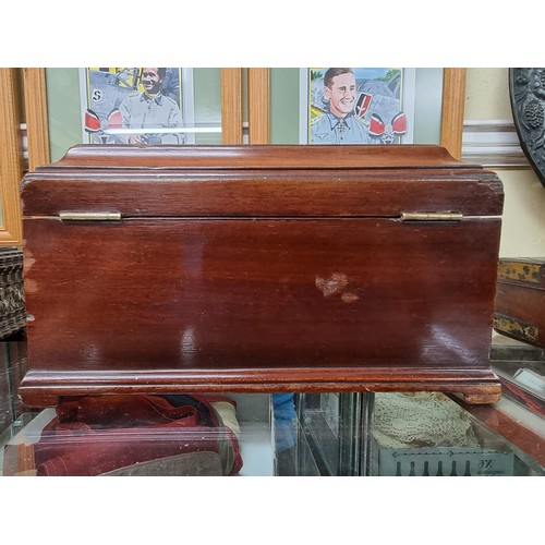 1310 - An early George III mahogany tea caddy, 25.5cm wide. 