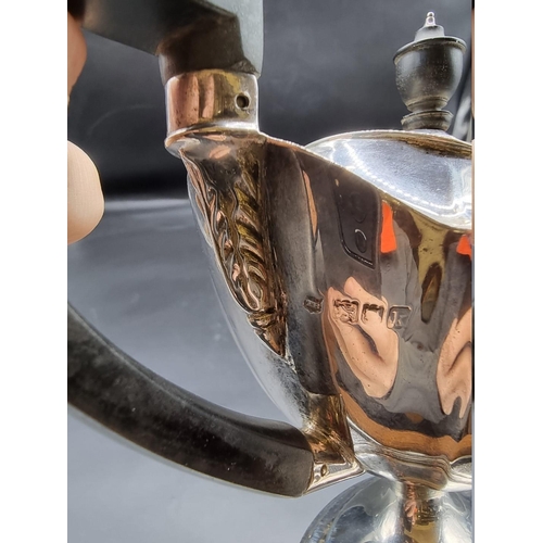 501 - An Edwardian silver teapot and matching hot water jug, by Thomas Bradbury & Sons, London 1905/6,... 