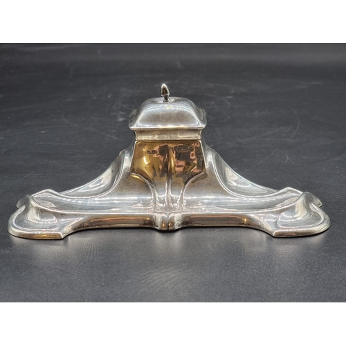 543 - A silver inkwell, by Joseph Gloster Ltd., Birmingham 1923, 19cm wide.