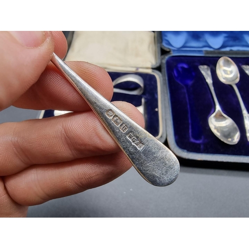 551 - A cased set of six silver teaspoons, Sheffield 1912; together with a cased silver spoon and pusher, ... 