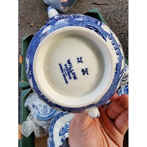 1007 - A quantity of blue and white willow pattern china; together with other teawares.