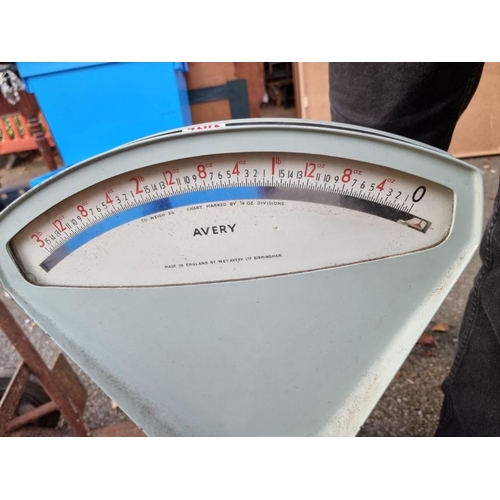 1016 - A set of Avery weighing scales. 