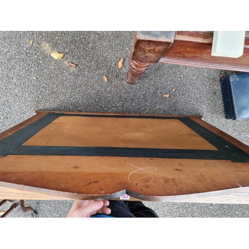 1022 - An oak overmantel mirror, 122cm wide x 79cm high. 