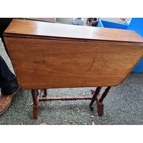 1026 - An antique mahogany Sutherland table, 60.5cm wide x 60cm high.