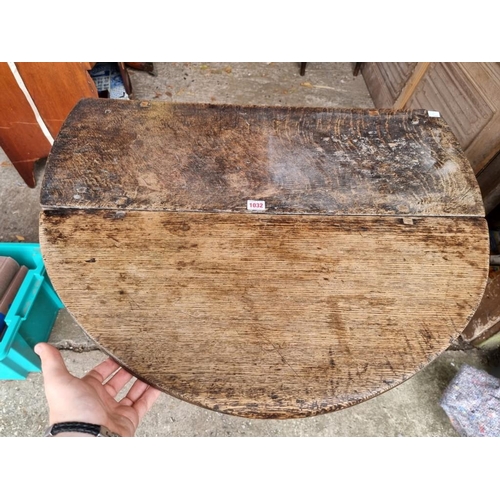 1032 - An 18th century oak gateleg table, 82cm wide x 66cm high, (missing drawer).