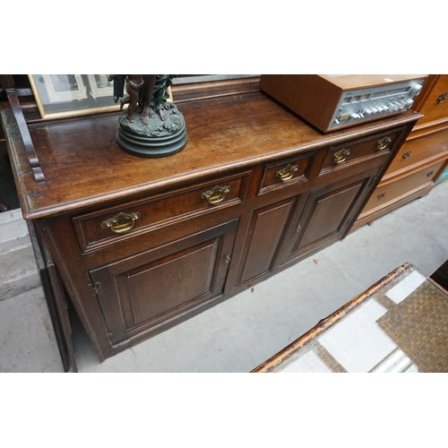 1083 - A George III oak dresser and rack, 155cm wide.